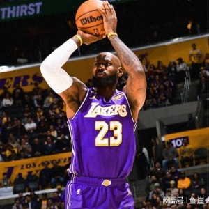 逆转！恩比德35+7东契奇伤退，里夫斯35+6立功，老詹险拿尴尬三双